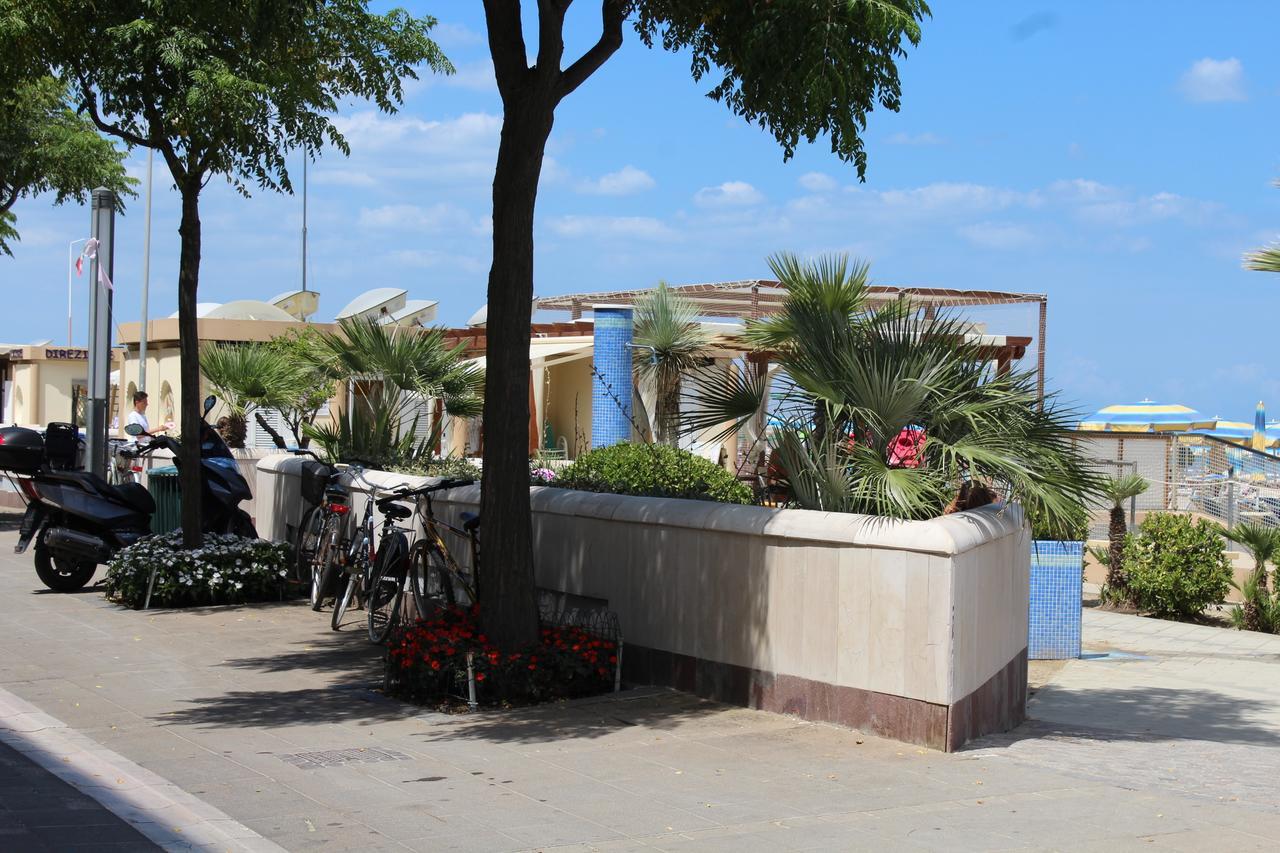 بيلاريا-إيجيا مارينا Hotel American المظهر الخارجي الصورة